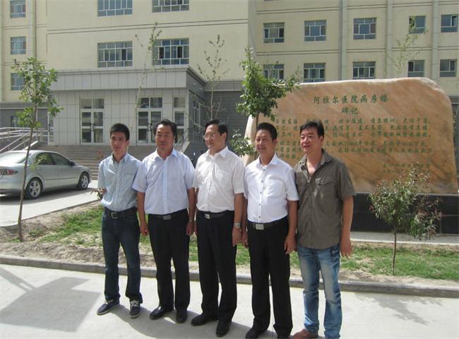 台州市市长张兵（中）、阿拉尔市市长王新民（左二）视察我集团承建的天山杯优质工程——阿拉尔医院工程