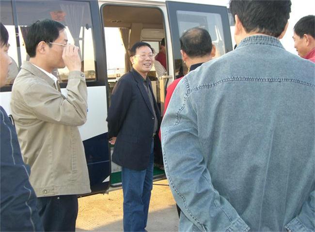 副省长陈加元（左三）视察集团承建的永安污水处理厂工程